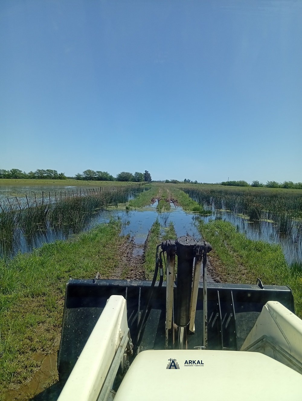 Adecuación de camino rural con retroexcavadora