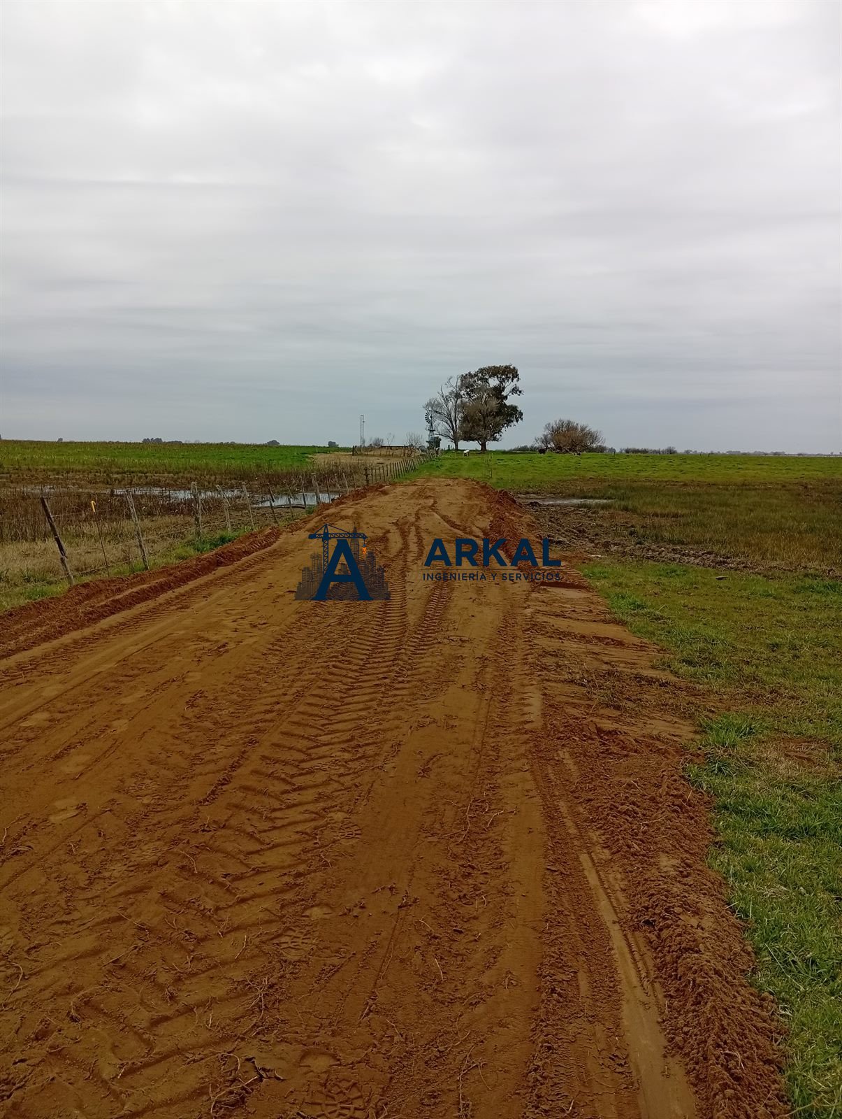 Acceso de campo terminado con la alcantarilla pasando por debajo
