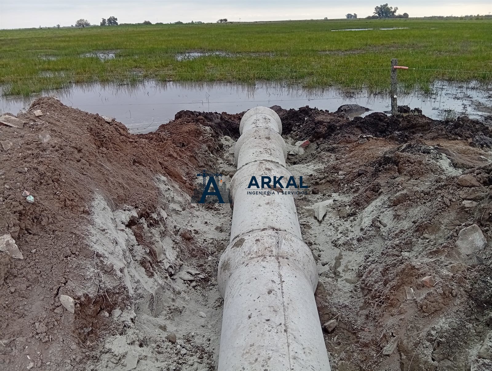 Alcantarilla de caños de hormigón colocada en un campo de Buenos Aires