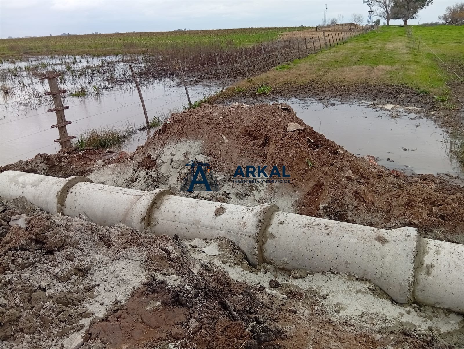 Cruce de alcantarilla resuelto entre dos sectores anegados