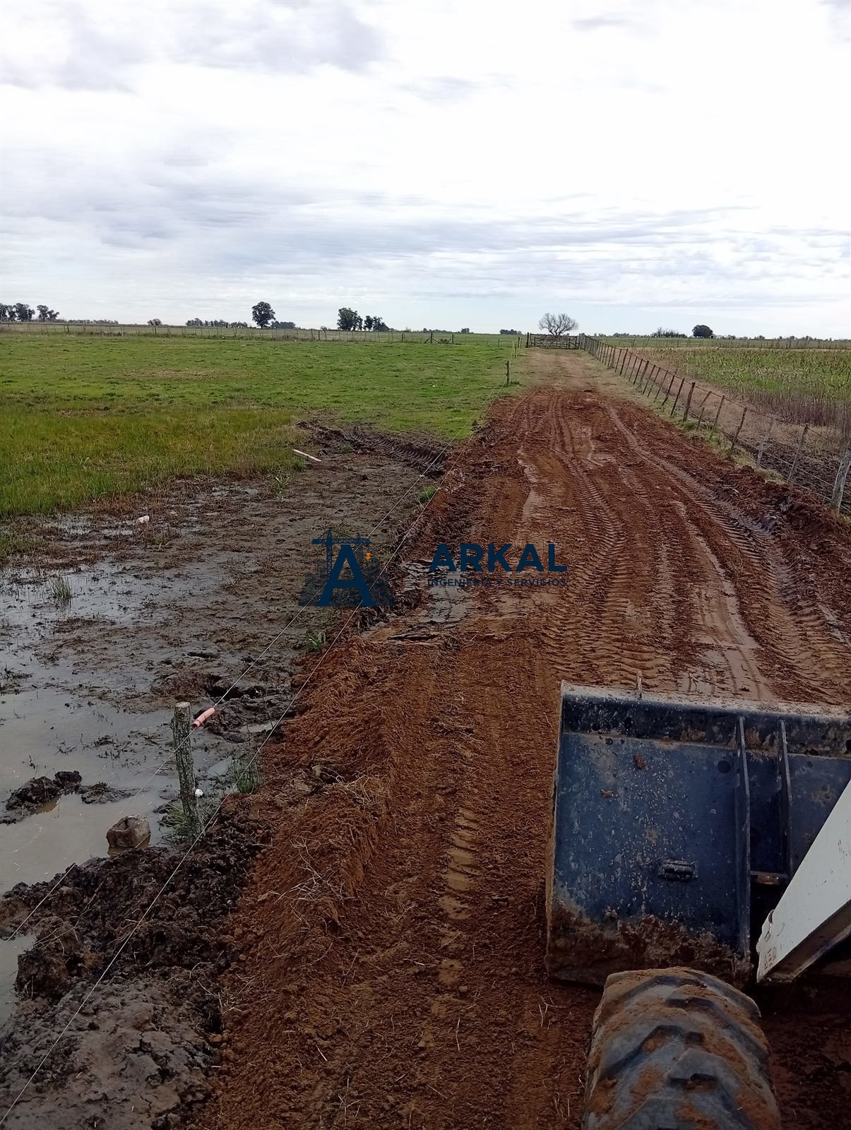 Perfilado del terraplén de la entrada de campo