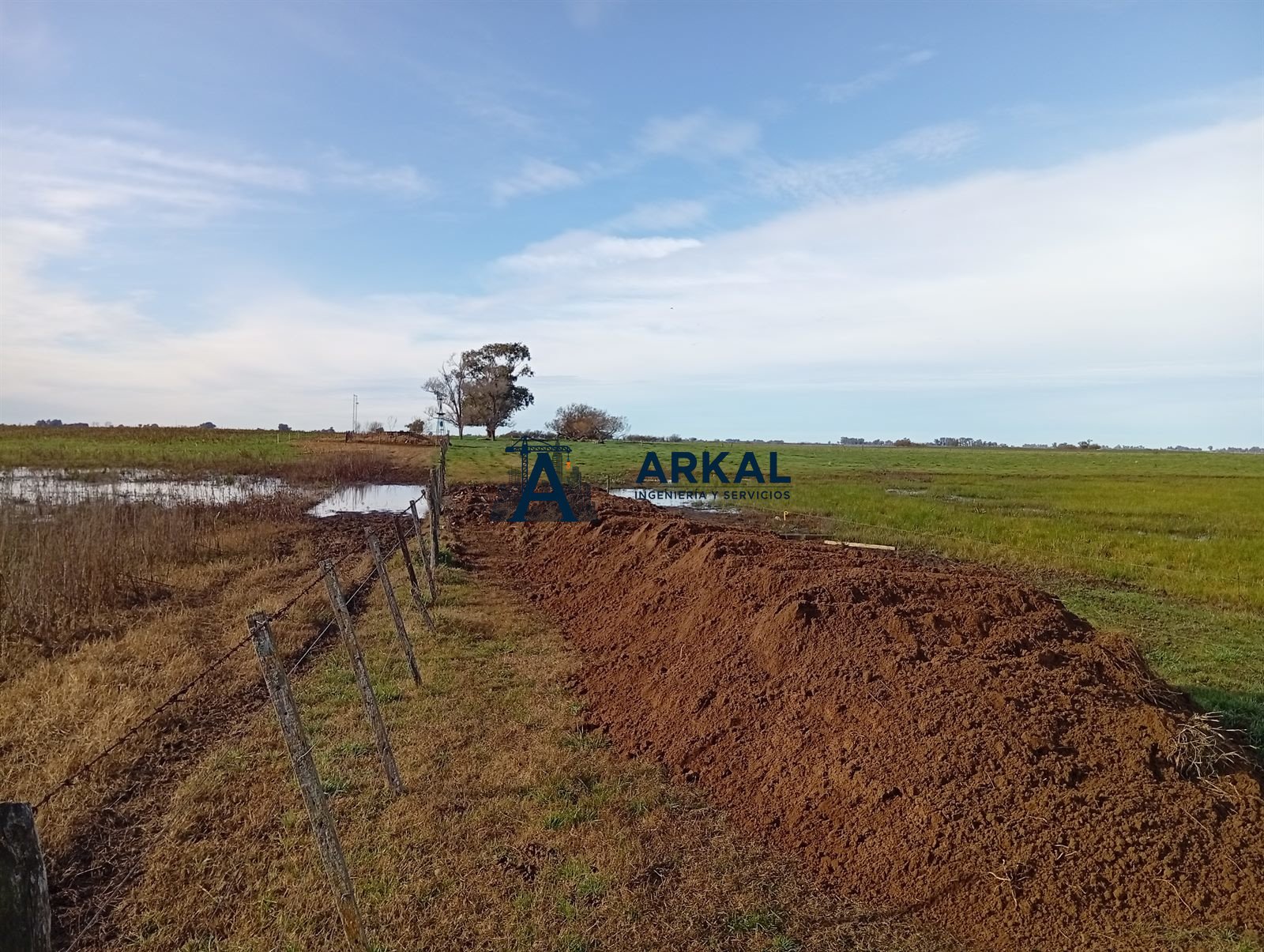 Terraplén de tierra levantado sobre el bajo anegado del campo