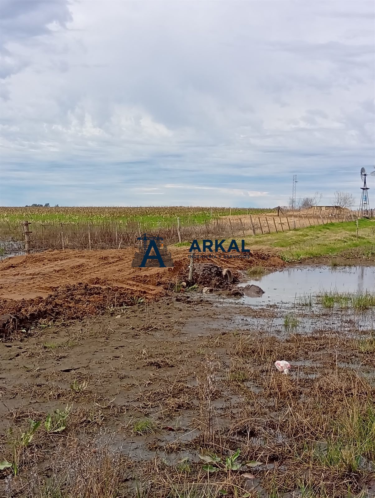 Vista lejana de la alcantarilla durante la instalación, con el agua del bajo