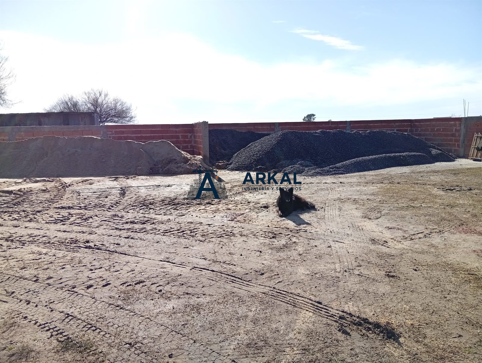 Acopio de materiales para la construcción: arena y piedra partida en Pehuajó
