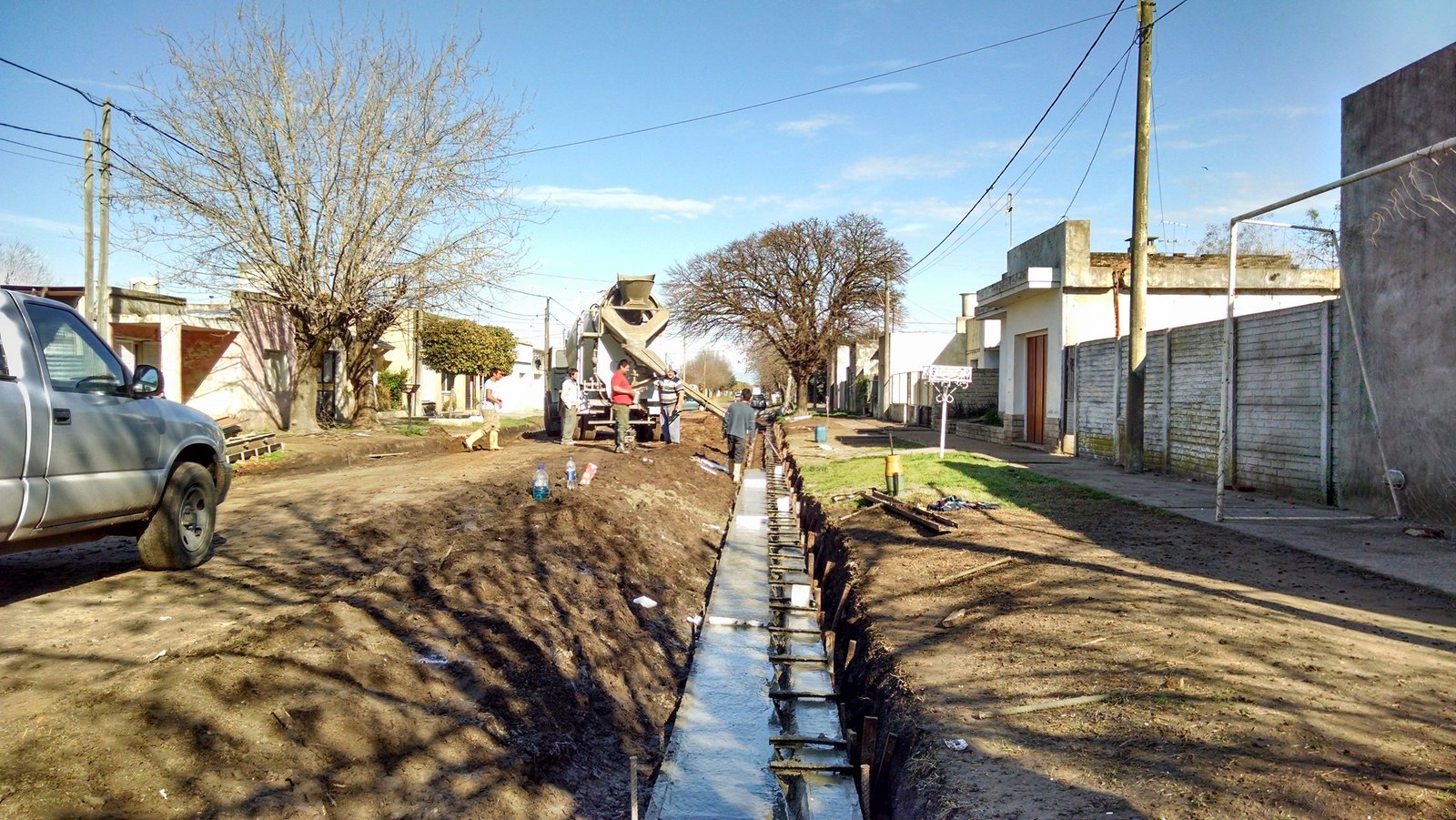 Construcción de cordón cuneta en calle urbana, Pehuajó, Buenos Aires