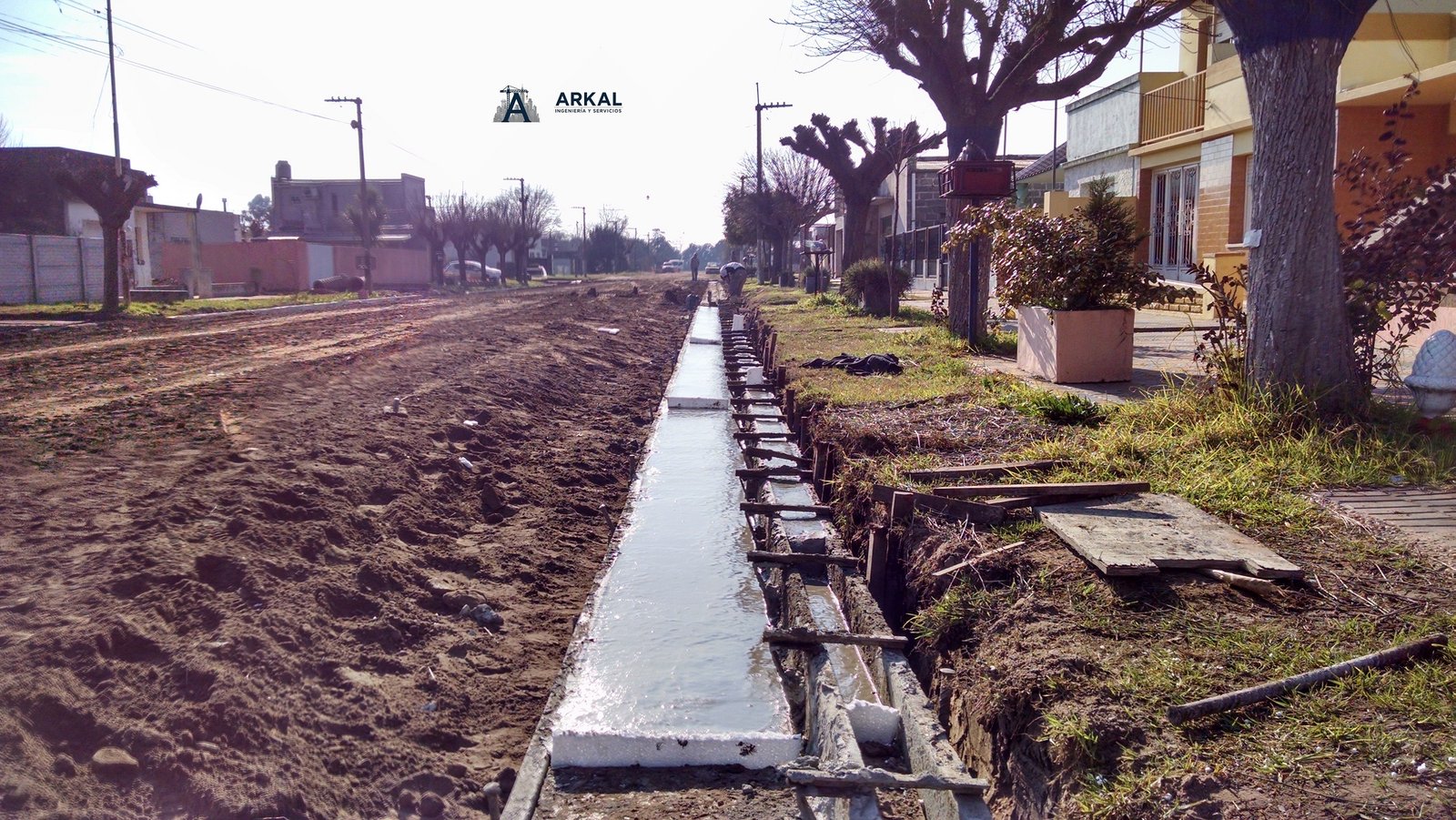 Cordón cuneta de hormigón en proceso de construcción en Buenos Aires