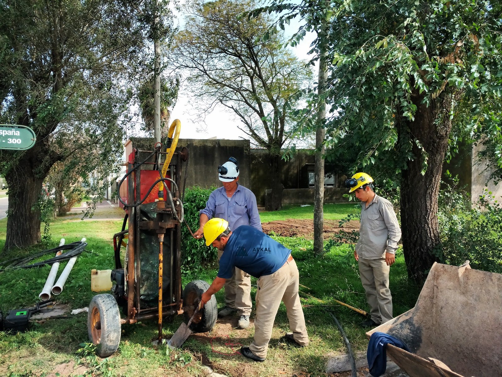 Instalación de nueva cañería cloacal en Saliqueló