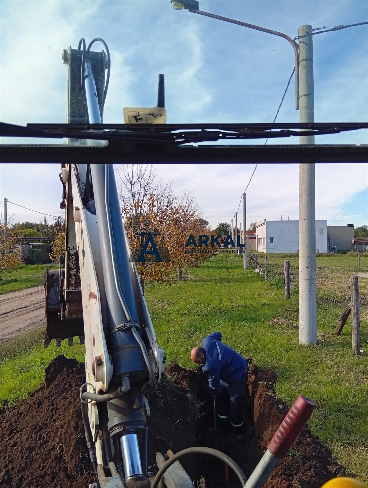Excavación de pozo con retroexcavadora para trabajos de gas en zona urbana